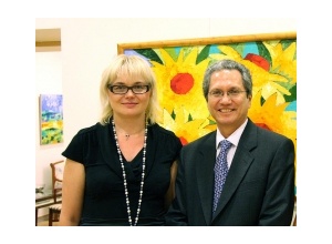 Наталия Панкова и чрезвычайный полномочный посол Республики Сингапур в России Саймон Тенсинг Де Круз на выставке в посольстве Сингапура в Москве.